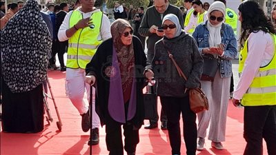 بالعكاز.. كبار السن في الرحاب يشاركون بالانتخابات الرئاسية رغم حالتهم الصحية 