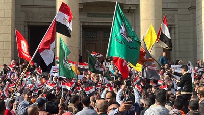 قالوا إيه علينا دولا وقالوا إيه.. حشد كبير لمنتسبي جامعة القاهرة للاحتفال بالمشاركة في الانتخابات