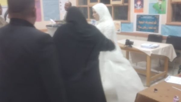 عروسان يتركان فرحهما