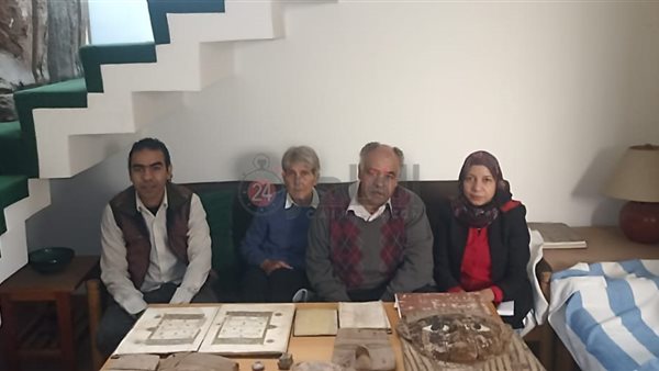 استلام 12 قطعة أثرية