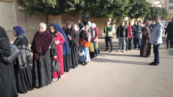 توافد المواطنين للأدلاء