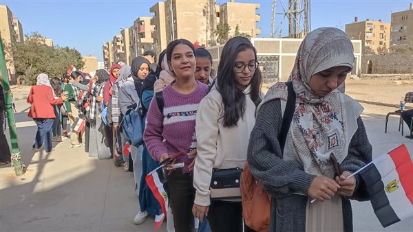 سيدات وطالبات يشاركن