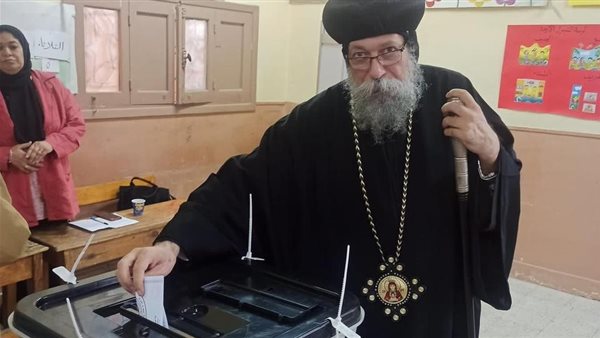 أسقف غرب يدلى بصوته