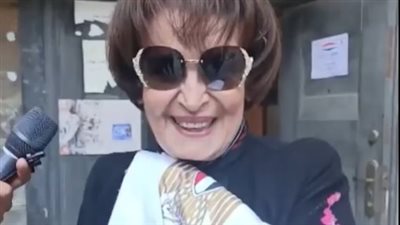 ياسر جلال وسميرة أحمد يدليان بصوتيهما في الانتخابات.. والفنانة: كنت هنزل إمبارح ووقعت على رجلي| فيديو