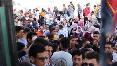 مسيرة حاشدة لطلاب جامعة دمنهور للمشاركة في الانتخابات الرئاسية