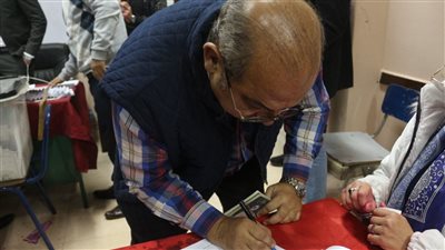 هشام حطب رئيس اللجنة الأولمبية يدلي بصوته في الانتخابات الرئاسية 2024