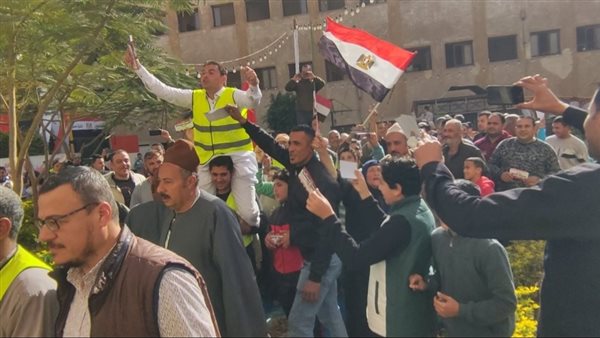 هتافات داخل اللجان