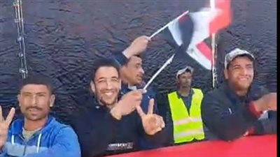 مئات العاملين بشركات وميناء السخنة يدلون بأصواتهم: كلنا على قلب رجل واحد لاستكمال المسيرة | بث مباشر 