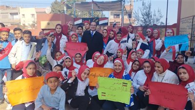 فرحانين بالانتخابات الرئاسية.. طلاب الإعدادية يلتقطون صورًا تذكارية مع رئيس لجنة بالشرقية