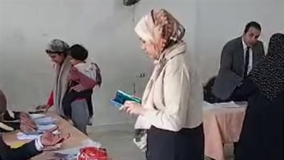 قبل بدء فترة الراحة.. السيدات يتصدرن المشهد أمام اللجان الانتخابية بالسويس | بث مباشر 