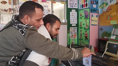 شايله على ضهره.. شخص يحمل صديقه المصاب بشلل رباعي للتصويت في الانتخابات الرئاسية بالبحيرة | صور