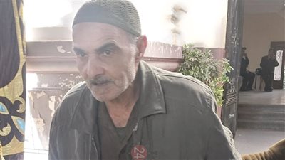 جيت أرد الجميل.. مسن على العكاز يدلي بصوته في انتخابات الرئاسة بالغربية 