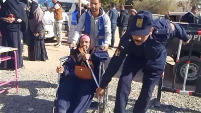 لفتة إنسانية.. شرطي يساعد مسنة على كرسي متحرك للإدلاء بصوتها في إحدى لجان الواحات | فيديو