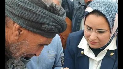 رئيسة لجنة بالدقهلية تستجيب لطلب مواطن بالإدلاء بصوته خارج المقر الانتخابي لظروفه الصحية