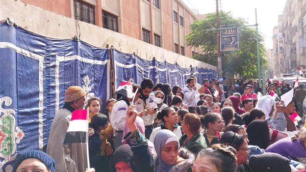 طوابير السيدات أمام