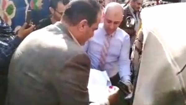 قاضي يساعد سيدة من