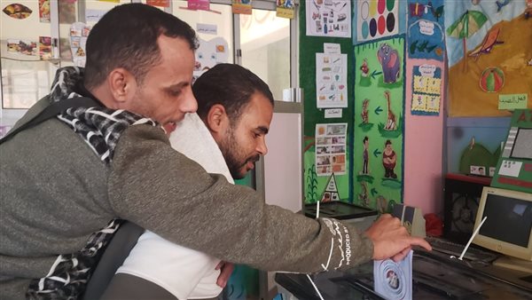 مريض شلل رباعي يدلي