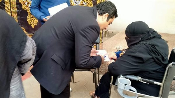 قاض يخرج من اللجنة