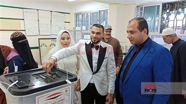 عروسان أثناء أدائهم