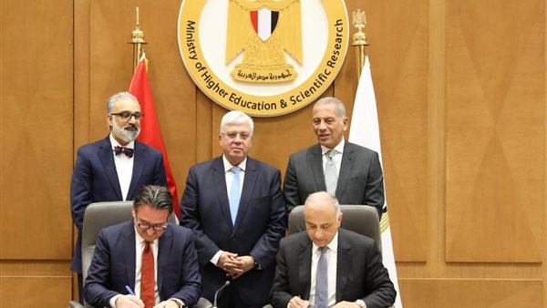 جانب من التوقيع 