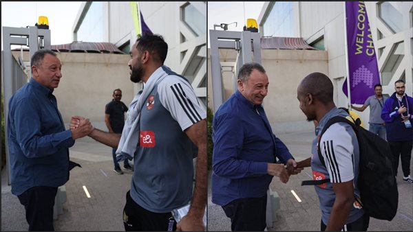 الخطيب مع لاعبي الأهلي