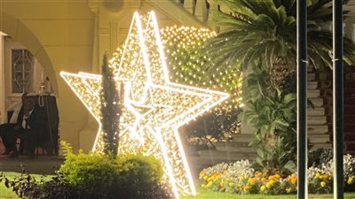 بالنجمة الذهبية المضيئة وأشجار الكريسماس.. شوارع الأقصر تتزين لاستقبال العام الجديد