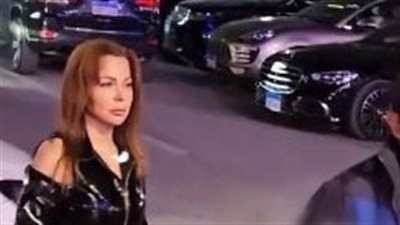  سوزان نجم الدين تثير الجدل بسبب ملابسها اللامعة في عزاء شقيق أحمد حلمي.. فما القصة؟