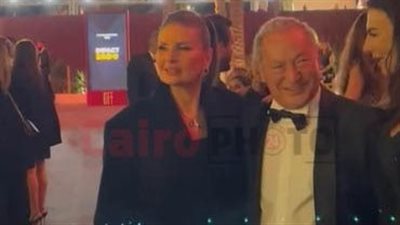 يسرا وسميح ساويرس أول الحضور في حفل افتتاح الدورة السادسة لمهرجان الجونة