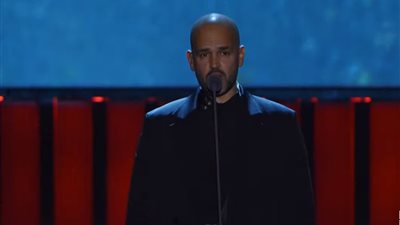 المطرب أبو يغني لأطفال فلسطين the world is blind في حفل افتتاح مهرجان الجونة