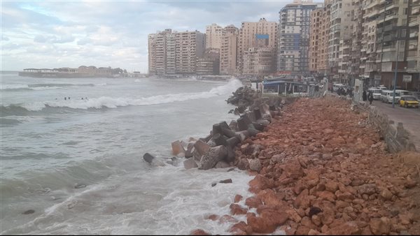 طقس غائم نسبيًا في