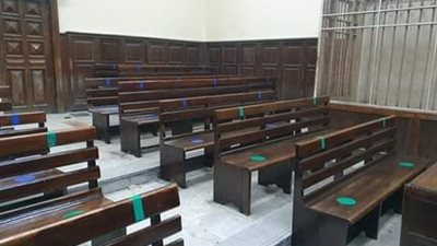 تجهيز قاعات وغرف محاكم الإسكندرية بعلامات ومسافات فاصلة لمواجهة كورونا