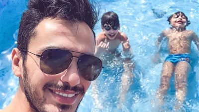 بعد رفع أنغام قضية خُلع.. أحمد إبراهيم يقضي العيد مع أبنائه (صورة)