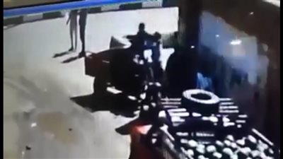 شاهد لحظة طعن مُختل عقلي لنجله و3 أشخاص آخرين والقبض عليه (فيديو)