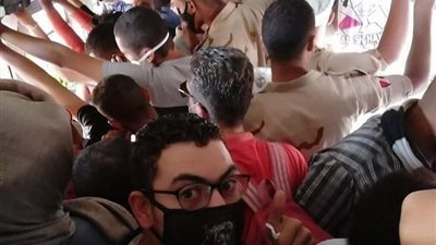 زحام داخل محطة سكة حديد أبو تشت بمحافظة قنا وسط تجاهل ارتداء الكمامات