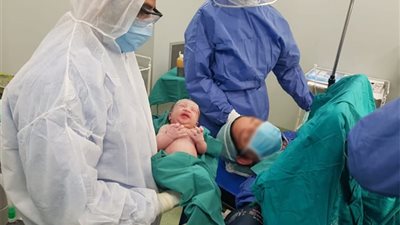 أول حالة ولادة لمصابة بفيروس كورونا بالمستشفيات التعليمية بالقاهرة (صور)