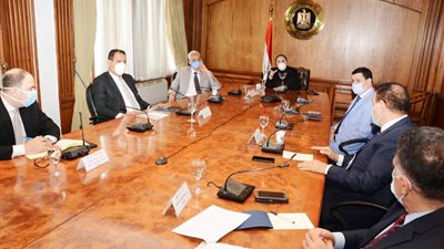 وزيرة الصناعة: الحكومة تستهدف إتاحة 30 مليون كمامة شهريًّا لتلبية احتياجات السوق المحلى