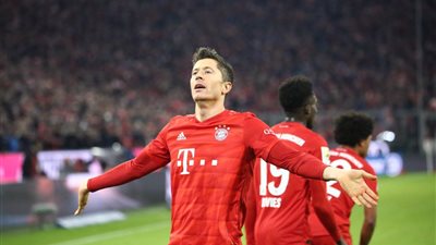 وائل جمعة يشيد بإمكانيات ليفاندوفسكي: لديه فرصة للفوز بالكرة الذهبية