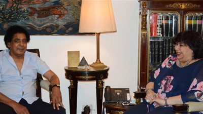 وزيرة الثقافة تستقبل محمد منير للاتفاق على عدة مشروعات فنية (صور)