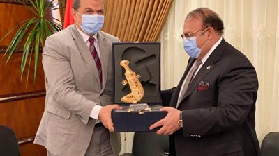 حسن راتب ووزير القوى العاملة يوقعان عقد برنامج أحلام مواطن لنشر الوعي بقضايا العمل على شاشة المحور