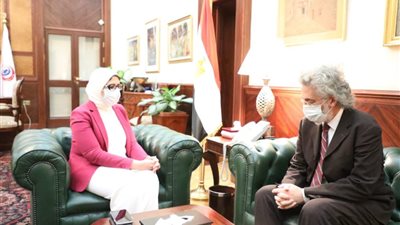 نقيب الأطباء يلتقي وزيرة الصحة لحل مشكلات الفرق الطبية وأزمة التكليف
