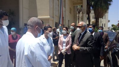 محافظ الجيزة يتفقد مستشفى العجوزة لعزل مصابي كورونا ويشيد بالفريق الطبي (صور)