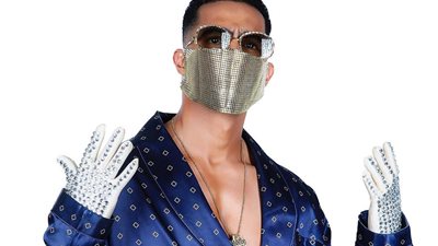 محمد رمضان يستعد لطرح أغنية كورونا فيروس بـ”روب أزرق وجوانتي مطرز” (صورة)