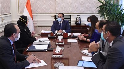 مدبولي يطالب بضرورة تصنيع أكبر عدد ممكن من الكمامات القماشية التى يُعاد استخدمها