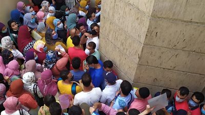 رغم كورونا.. زحام شديد بمقر “الصحة” خلال استلام ملفات المتقدمين لمهنة التمريض (صور)
