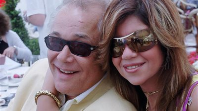 في ذكرى ميلاده.. بوسي شلبي تزور قبر زوجها محمود عبد العزيز بالإسكندرية (صورة)