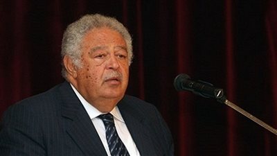 استياء من نجل نقيب المحامين بسبب تصريح “يجب فتح البلد لأن نظرية حياة البشر أهم غير مجدية”