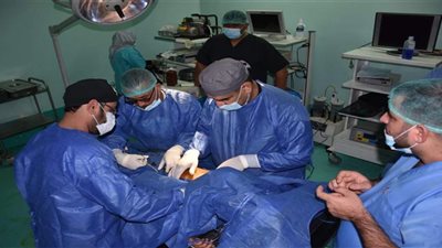 رغم الاعتداء عليهم.. أطباء مستشفى بنها التعليمي يجرون جراحة عاجلة لمصاب بكورونا