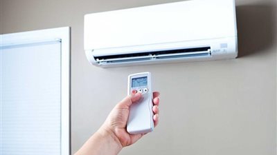 “الصحة” تعلن احتمالية انتقال عدوى كورونا عبر المروحة والتكييف المركزي والشباك (صورة)