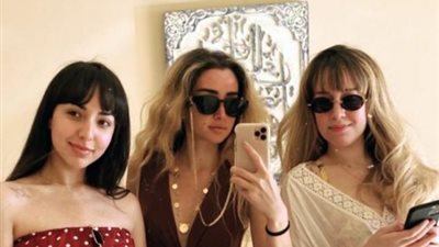 هنا الزاهد تستجم على البحر رفقة شقيقتيها نور وفرح (صور)