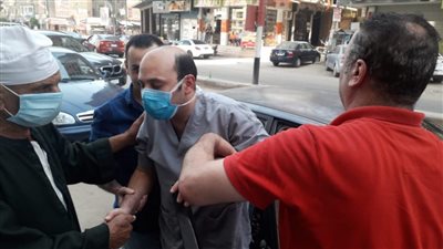 خروج طبيب كفر الشيخ المصاب بفقد البصر أثناء عمله بمستشفى العزل من المركز الطبي العالمي (صور)